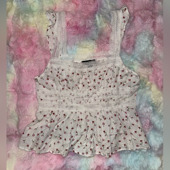 Sbetro Tops - ❤️‍🔥EUC Floral Lace Trim Tank Top